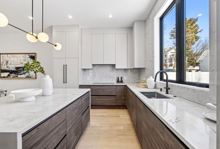 Property Photo:  10 Pennsylvania Ave 10  MA 02461 