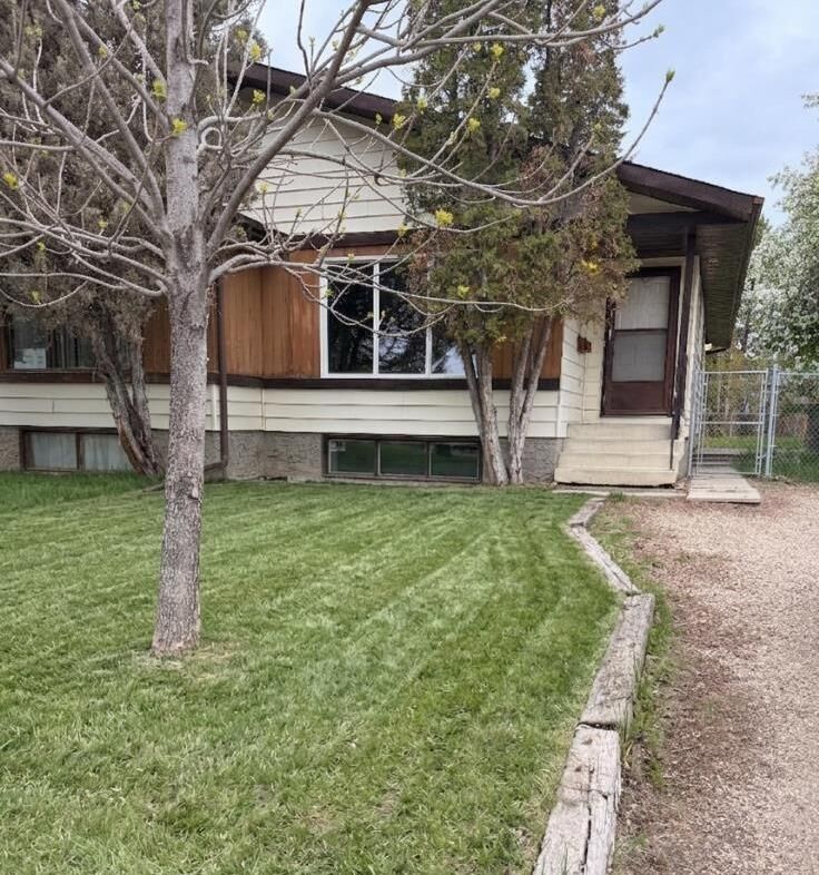 Property Photo: 9316 70A Avenue AB T8V 6C9