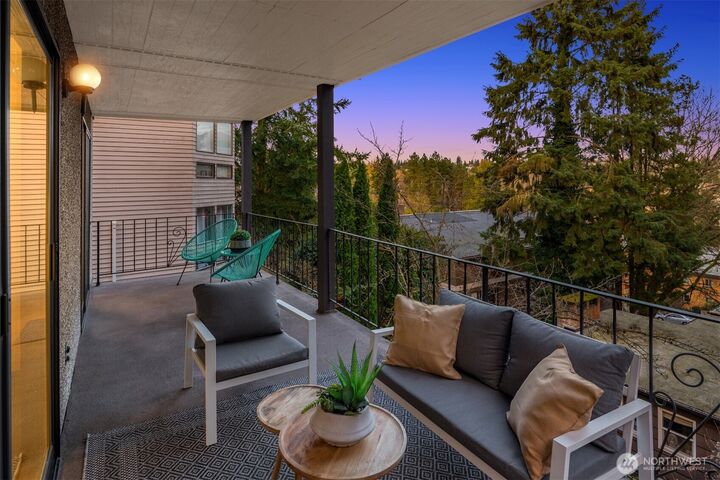 Property Photo:  5220  21st Avenue NE 2  WA 98105 