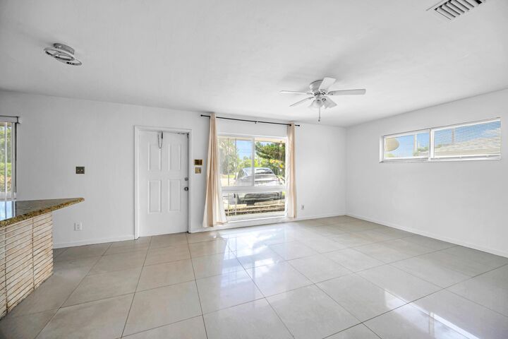 Property Photo: 2107 NE 15th Avenue FL 33305