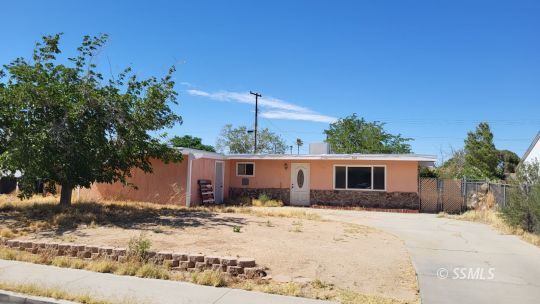 Property Photo:  824 W Coral Ave  CA 93555 