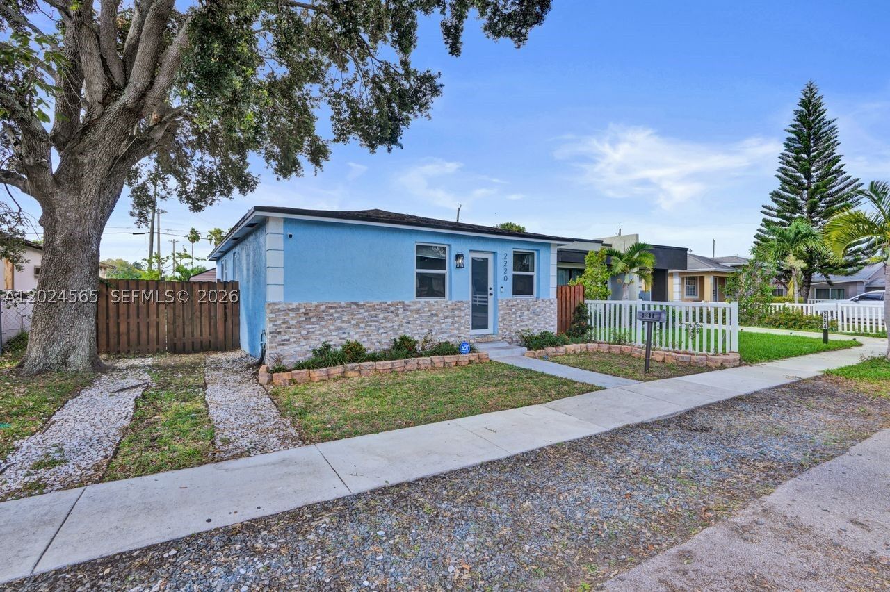 Property Photo: 2220 Hope St FL 33020