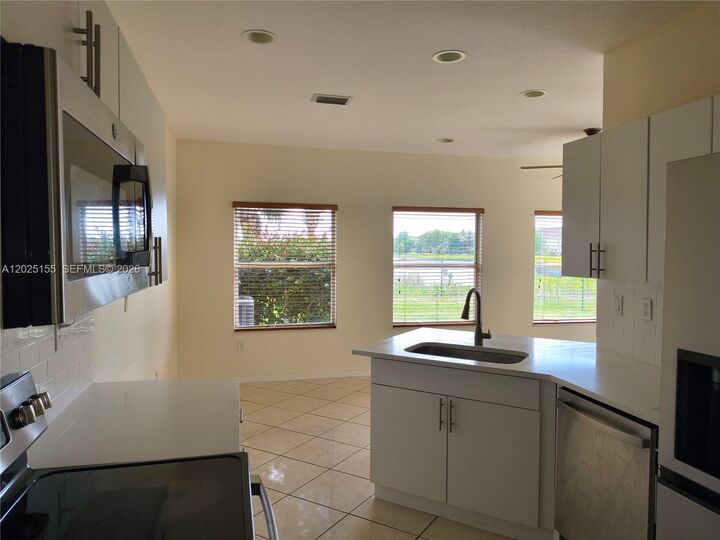 Property Photo:  1645 SE 20th Rd 1645  FL 33035 
