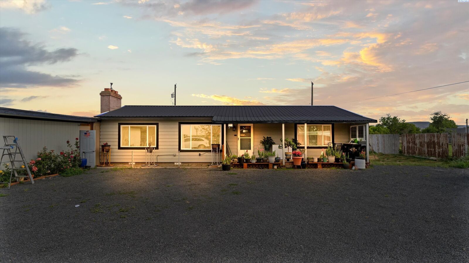 Property Photo: 215906 E Locust Pr SE WA 99337
