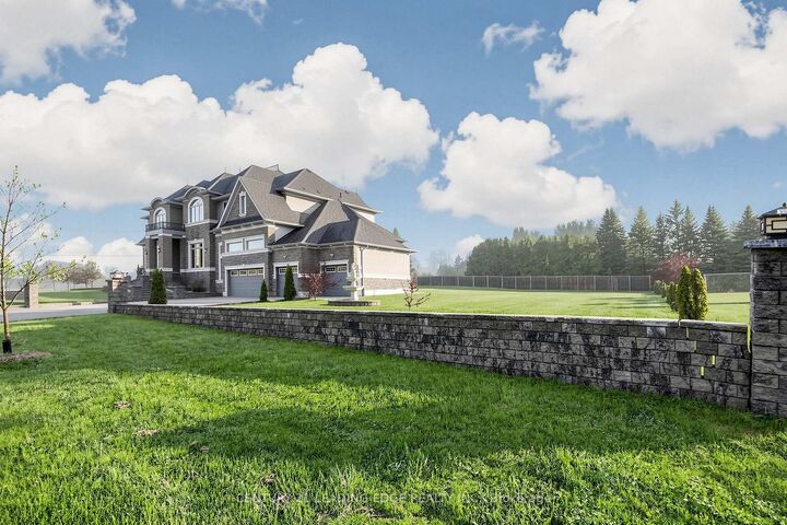 Property Photo: 2 Sam Davis Court ON L4A 4R4