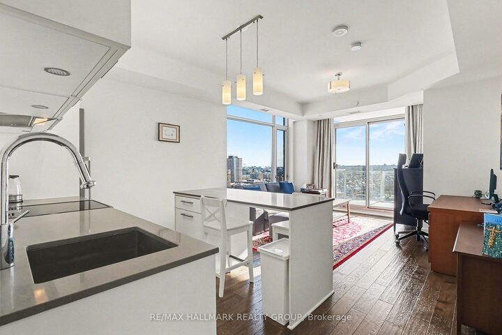 Property Photo: 255 Bay Street 1412 ON K1R 0C5