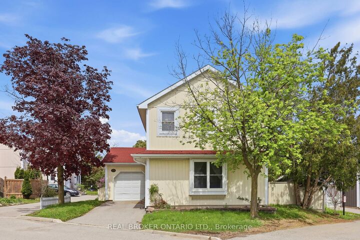 Property Photo: 22 Bent Oak Circle 22 ON L5N 4J2