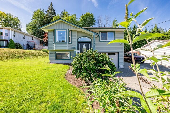 Property Photo: 809 Willowcrest Rd BC V9W 5L1
