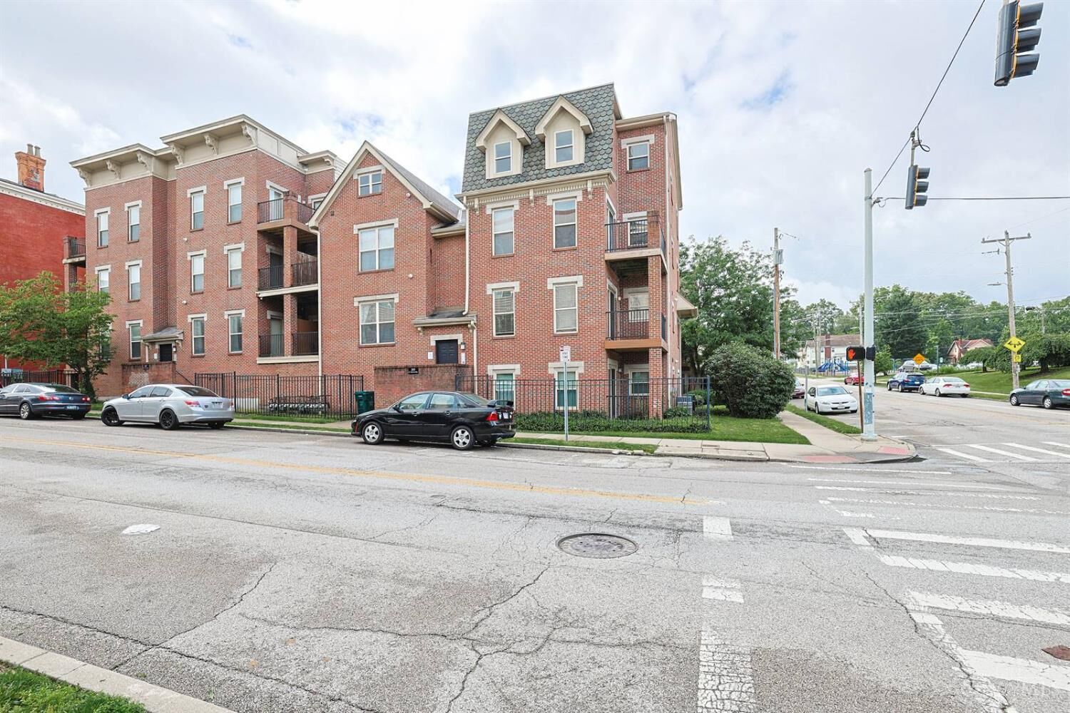 Property Photo: 203 E University Avenue OH 45219
