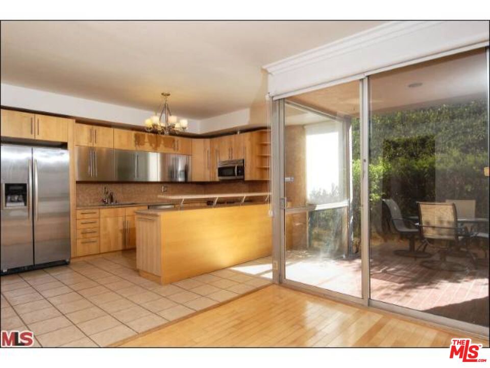 Property Photo:  318 N Maple Dr, Unit C106  CA 90210 