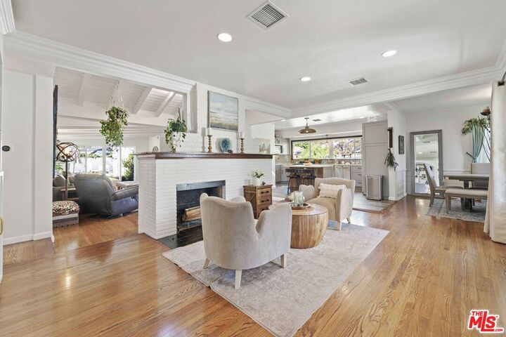 Property Photo: 5057 Biloxi Ave CA 91601