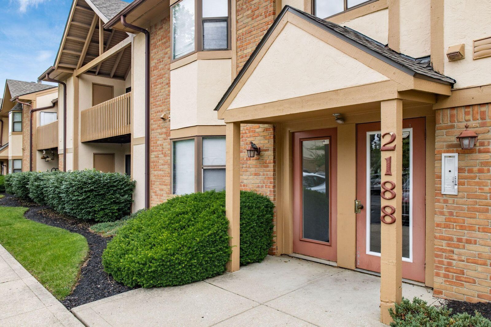 Property Photo:  2188 Hedgerow Road  OH 43220 