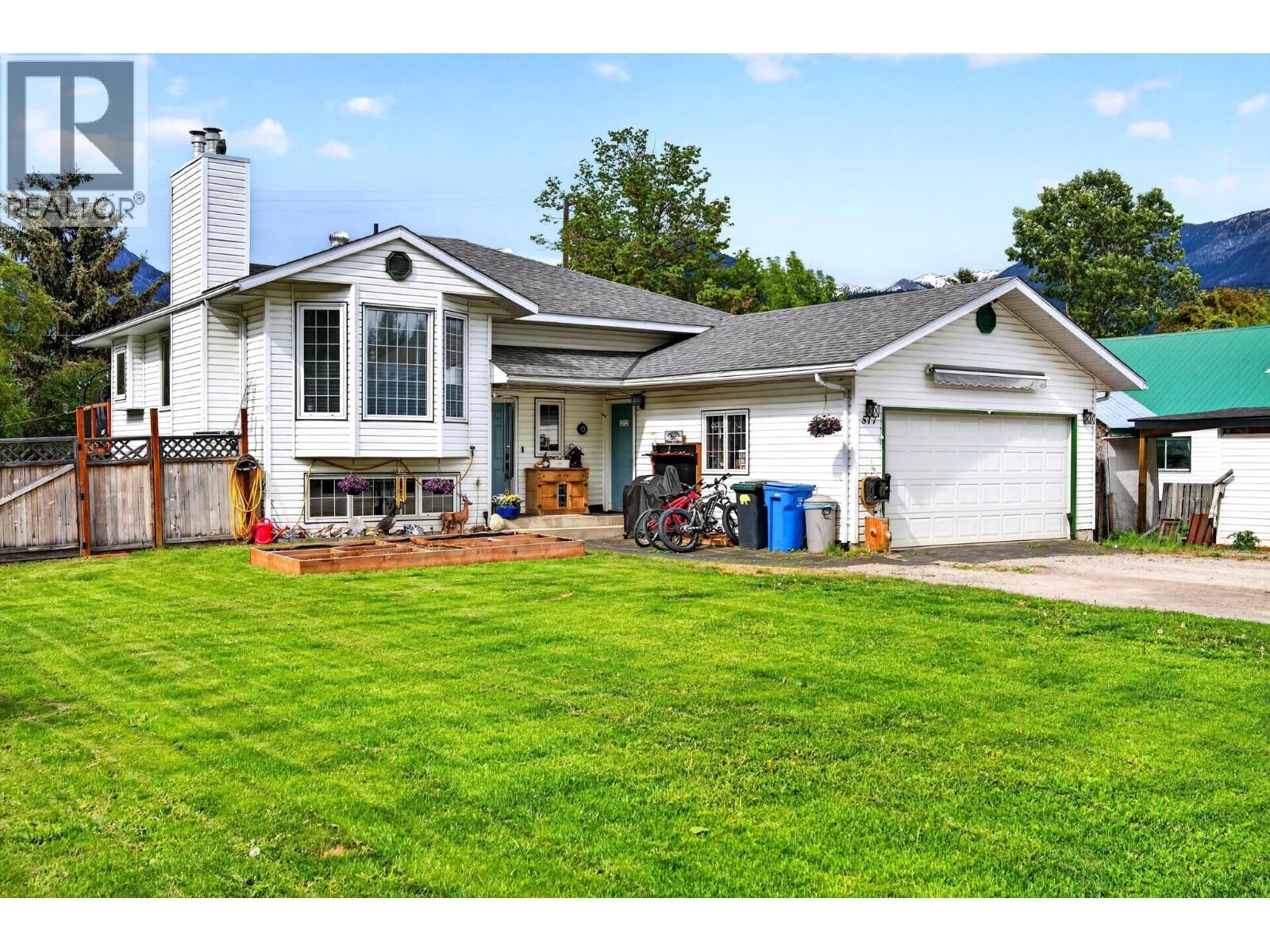 Property Photo: 517 12th Street South BC V0A 1H0