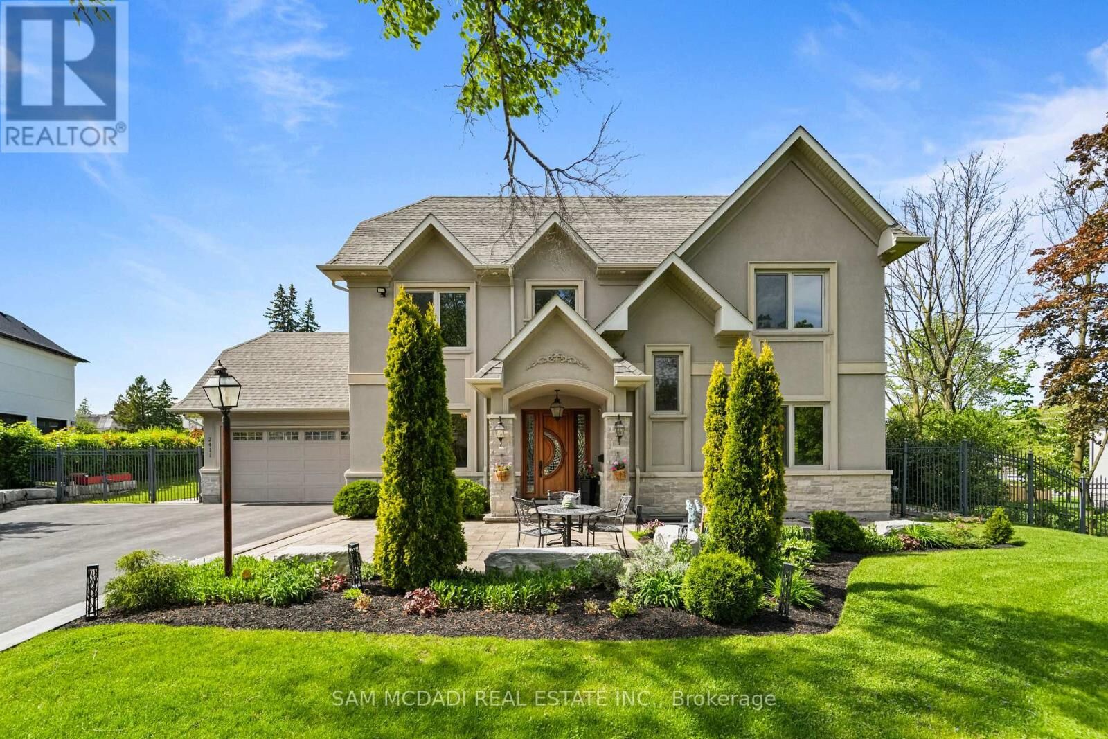Property Photo:  2411 Thorn Lodge Drive  ON L5K 1K8 