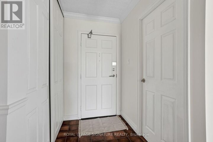 Property Photo: 7811 Yonge Street 103 ON L3T 4S3