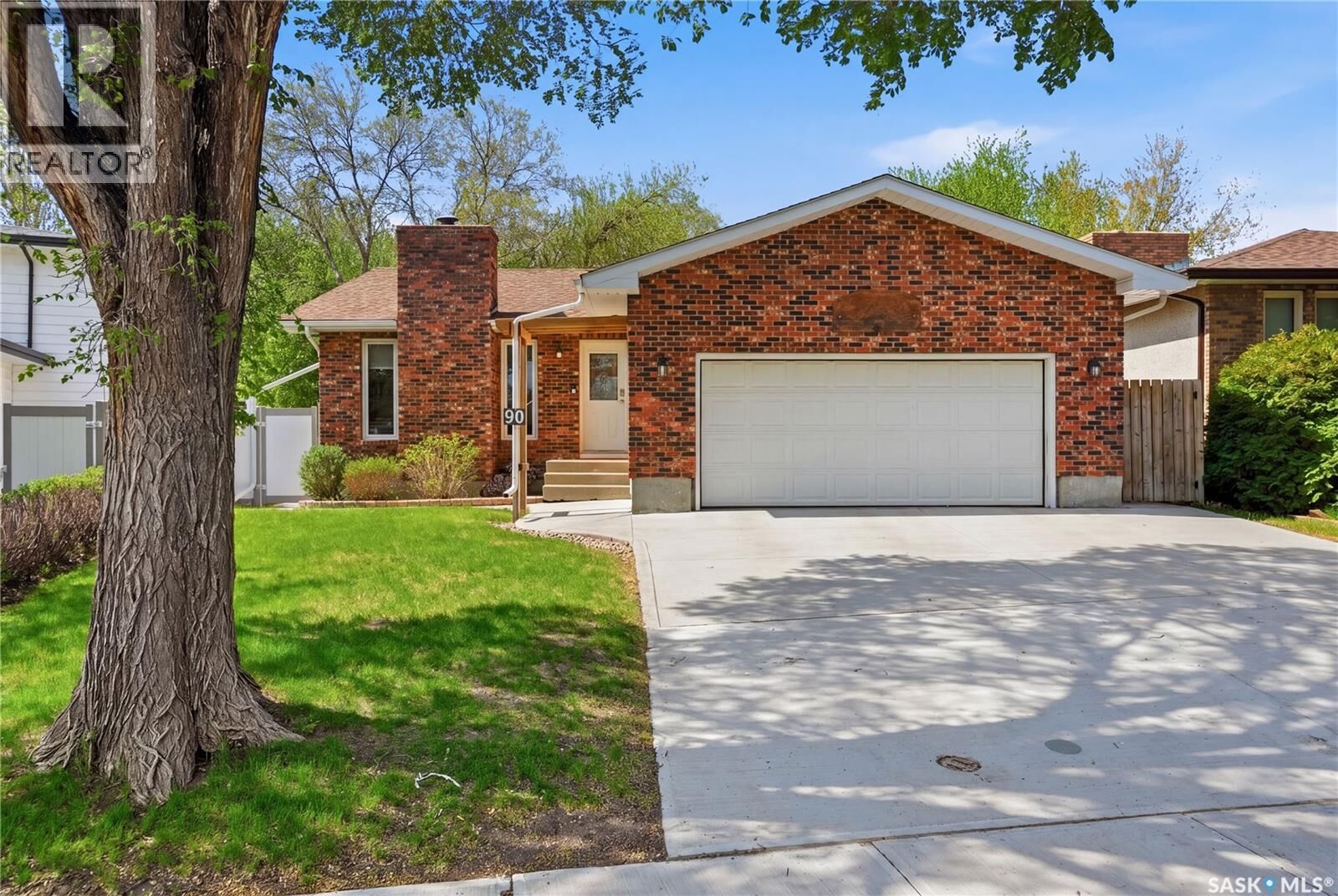 Property Photo:  90 Edenwold Crescent  SK S4R 8A3 