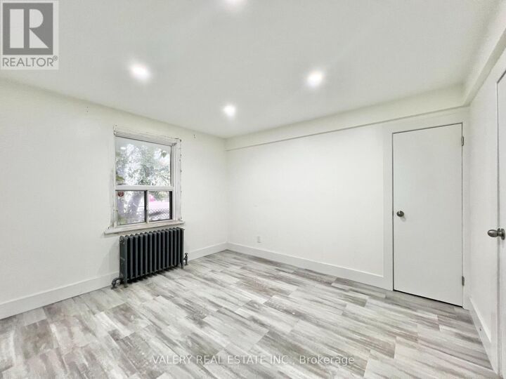 Property Photo:  15 Stavebank Road North 4  ON L5G 2T2 