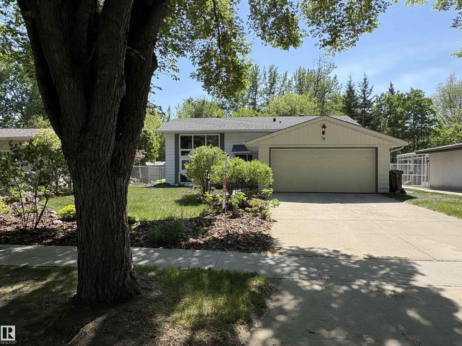 Property Photo:  18 Flint Crescent  AB T8N 1Y8 