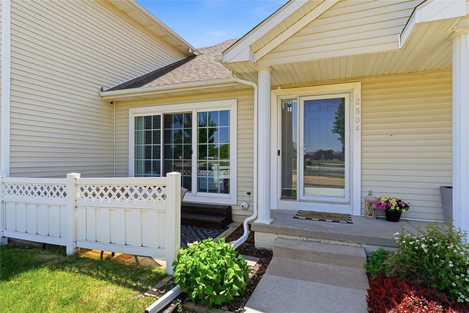 Property Photo: 2504 NW Heritage Avenue IA 50023