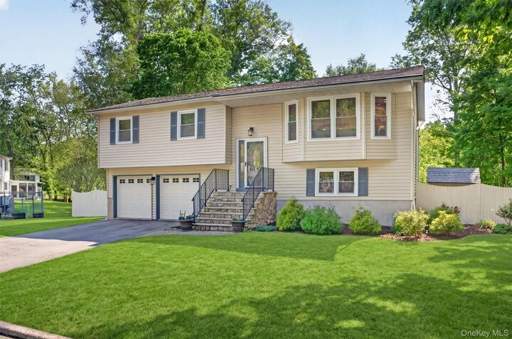 Property Photo:  10 Winston Drive  NY 10924 