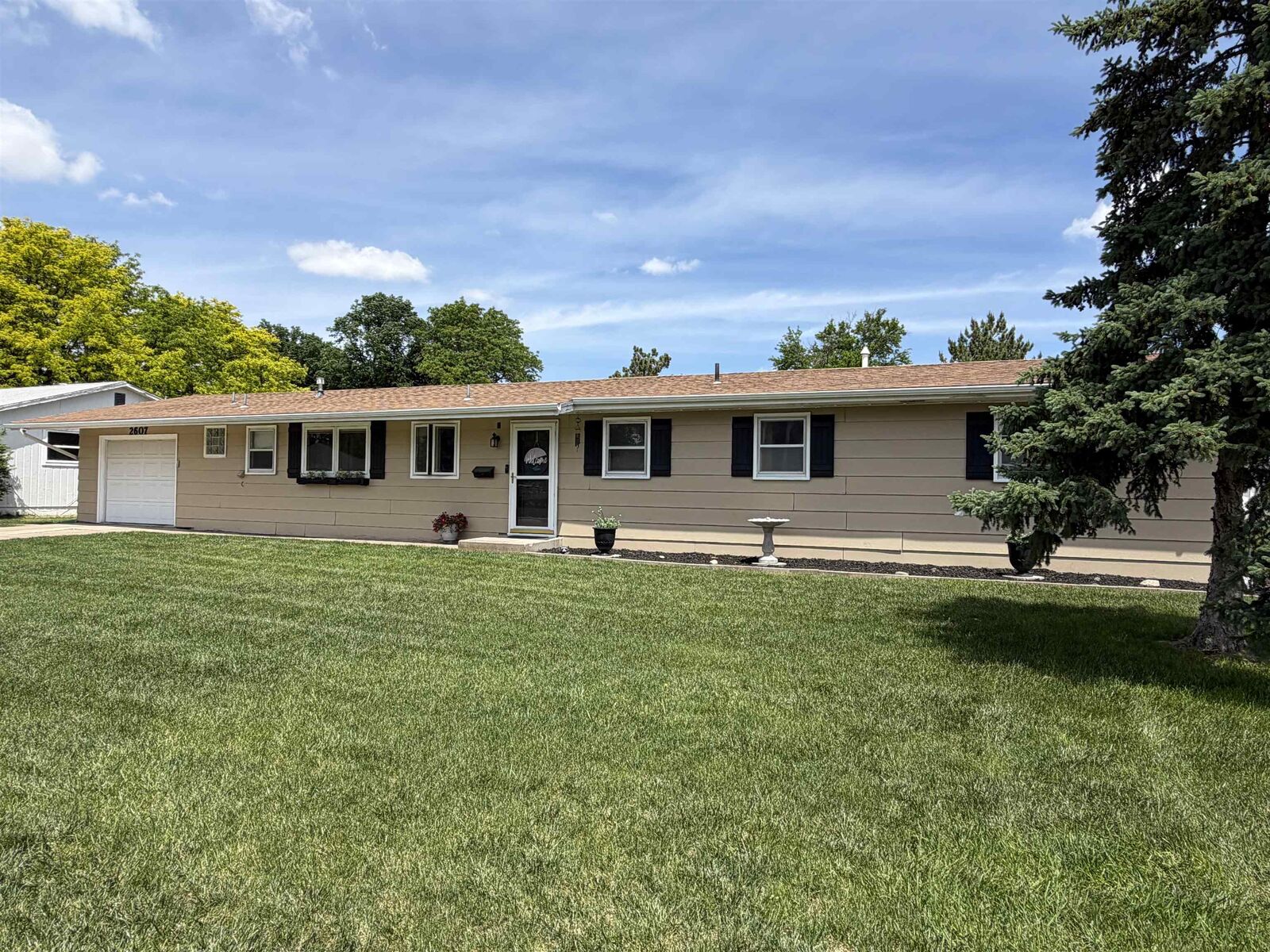 Property Photo: 2607 Wright Ave NE 69101