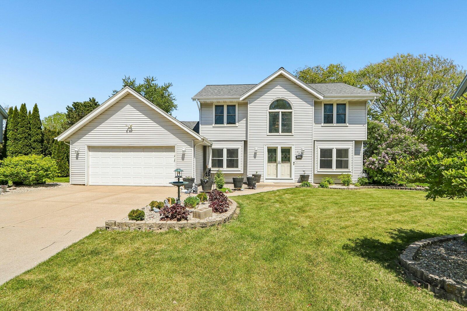 Property Photo: 700 E Hobby Ln WI 53154