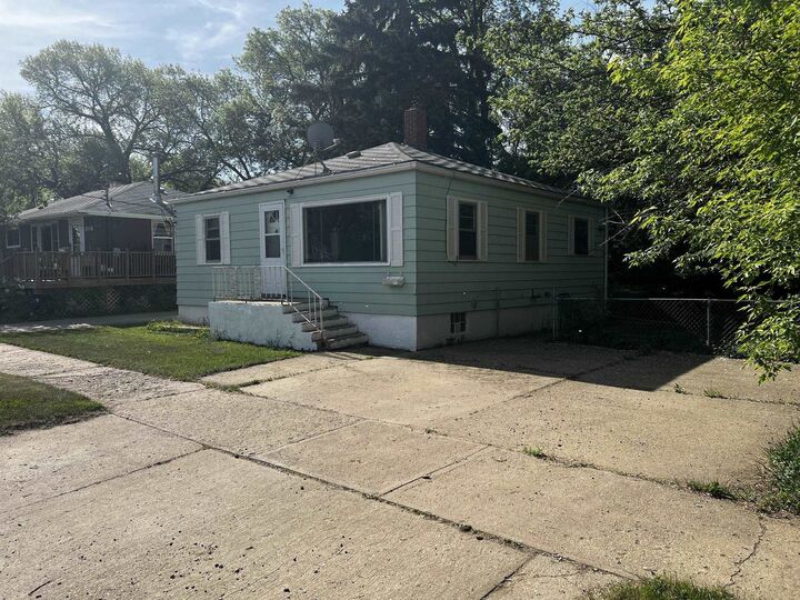 Property Photo:  808 6th Ave NE  ND 58703 