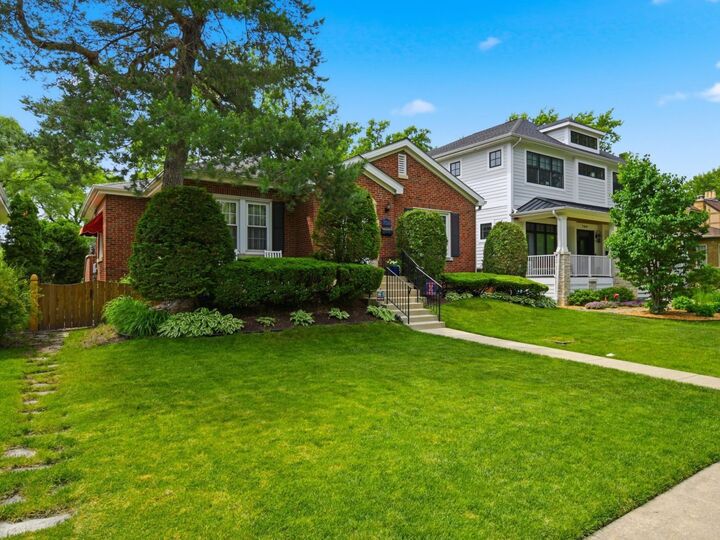 Property Photo:  708 S Vine Avenue  IL 60068 