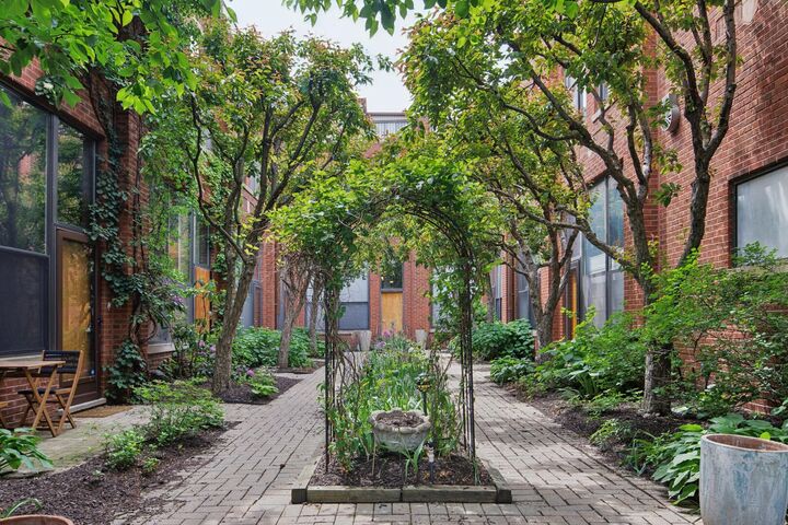 Property Photo:  2222 N Racine Avenue 16  IL 60614 