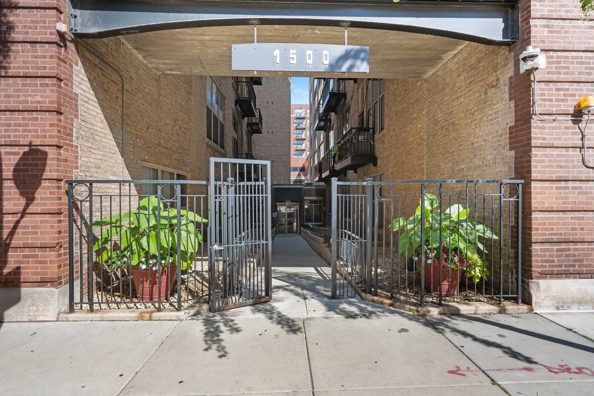 Property Photo: 1500 W Monroe Street 409 IL 60607