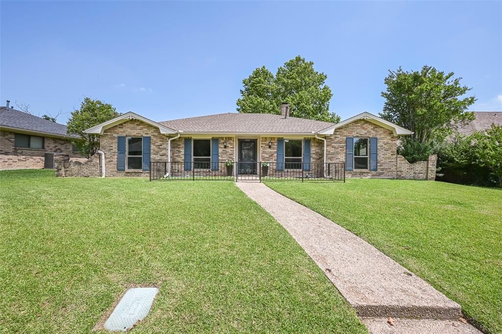 Property Photo: 1913 Middle Glen Drive TX 75007