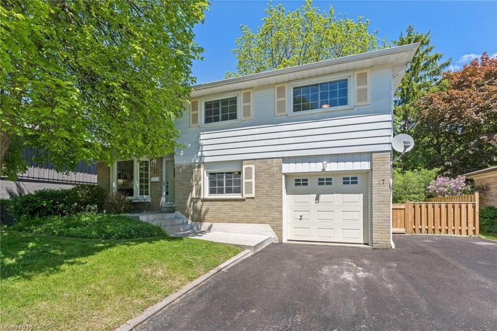 Property Photo: 17 Metcalfe Court ON L7G 4N7