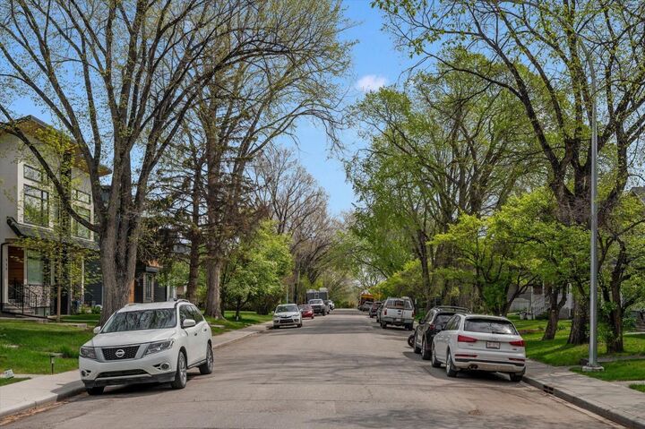 Photo de la propriété:  449 28 Avenue NW  AB T2M 2K7 