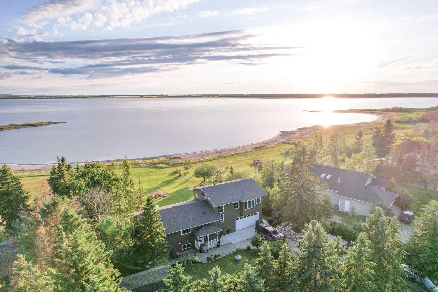 Property Photo: 642 Cedar Way AB T0B 1M0