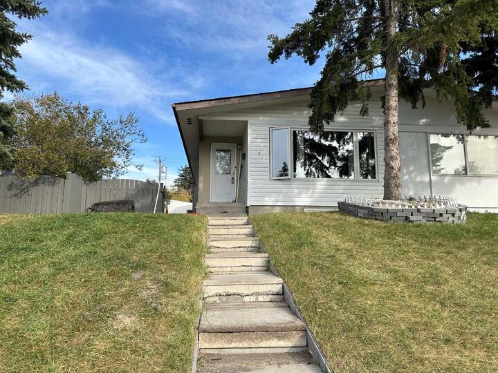 121 Huntford Close NE — photo 1