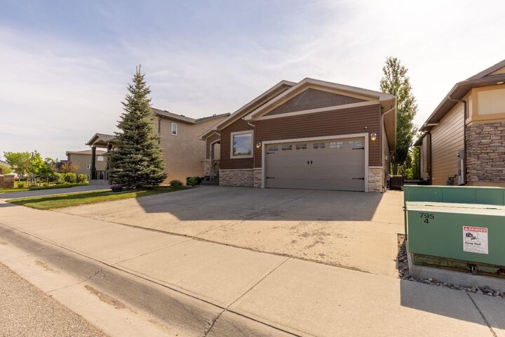 Property Photo: 525 Edinburgh Road W AB T1J 5A8