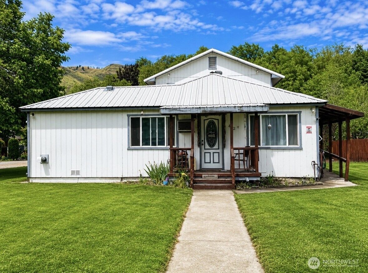 Property Photo:  402  Juniper Street  WA 98844 