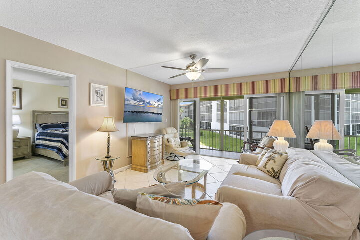 Property Photo:  101 NE 19th Avenue 208  FL 33441 