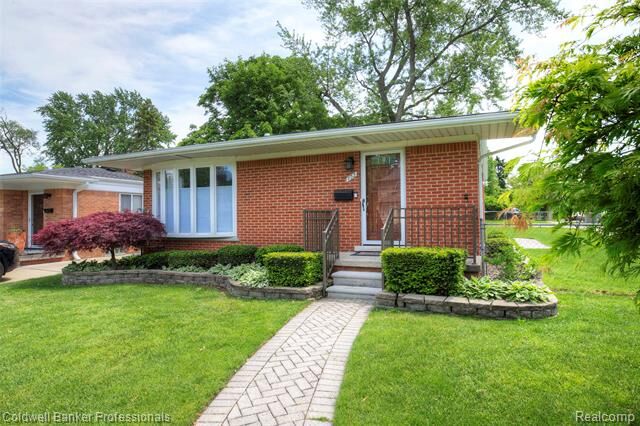 Property Photo:  702 Woodlawn Avenue  MI 48073 