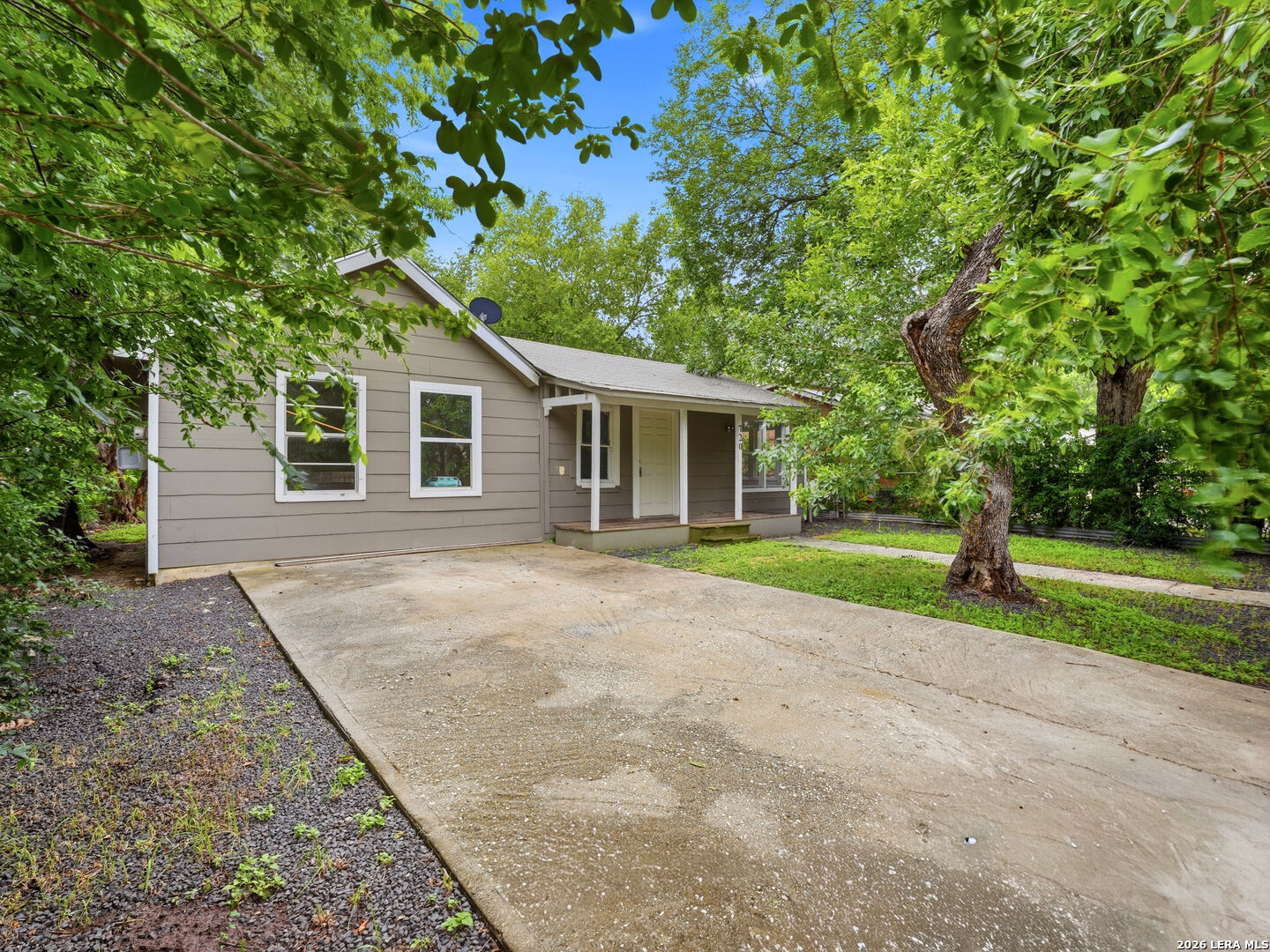 Property Photo: 720 Chickering Ave TX 78210