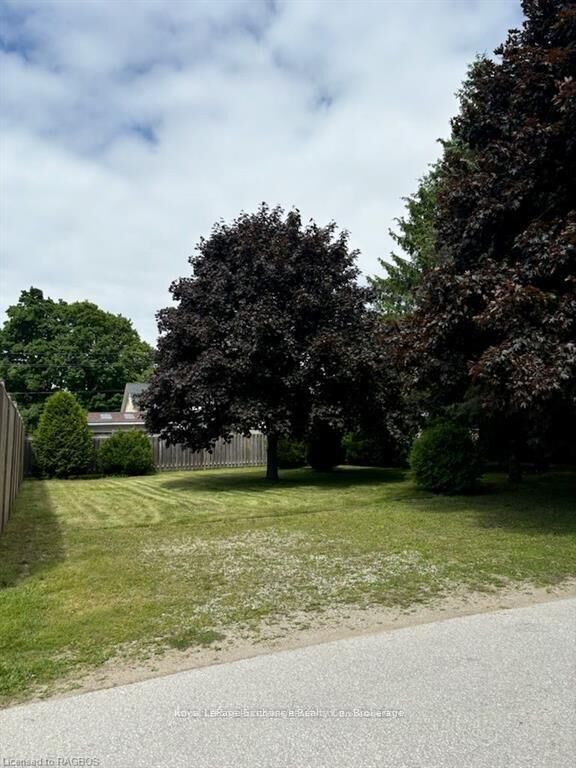 Property Photo:  409 Wall Street  ON N2Z 2H1 