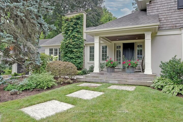 7 Colonial Crescent — photo 1