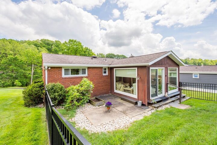 Property Photo:  942 Scenery Dr  PA 15037 