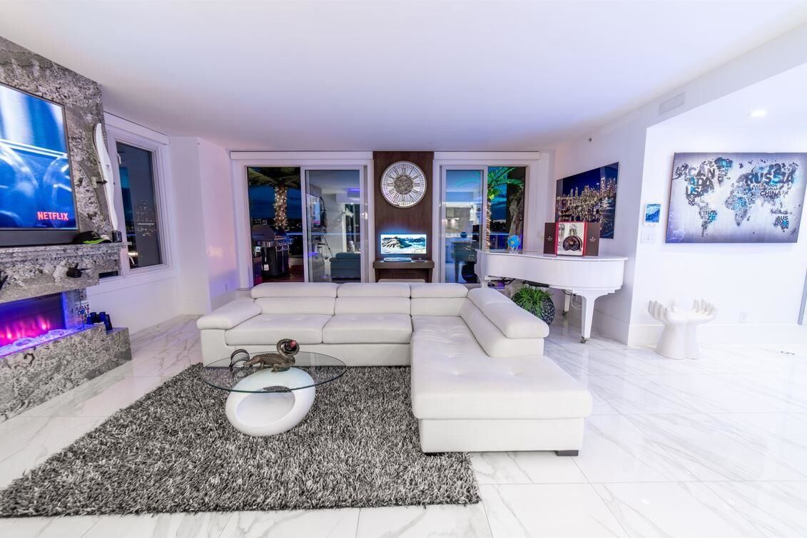 Property Photo:  199 Drake Street Ph  BC V6Z 2Y8 