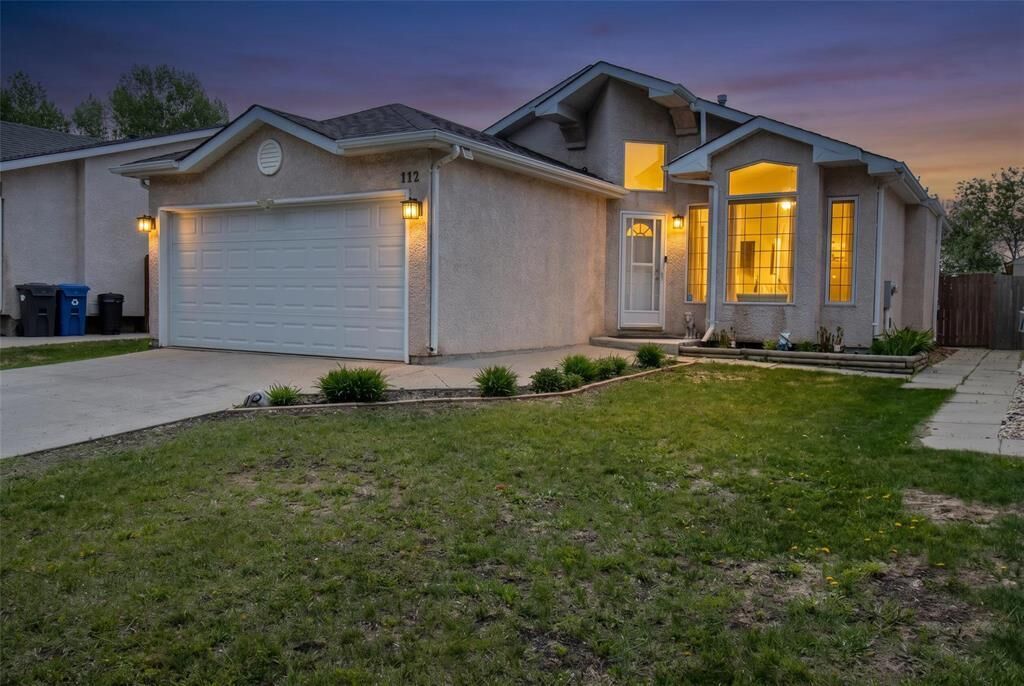Property Photo:  112 Leon Bell Drive  MB R3T 5W9 