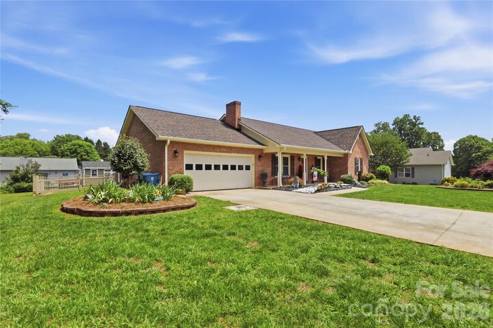 Property Photo:  4 Fox Ridge Drive  NC 28630 