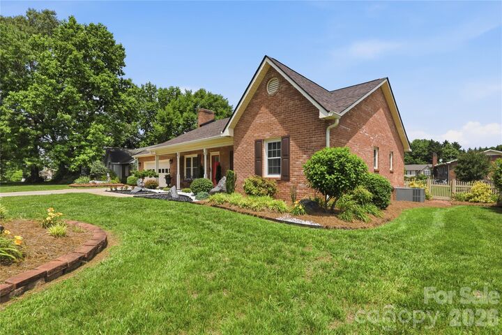 Property Photo:  4 Fox Ridge Drive  NC 28630 