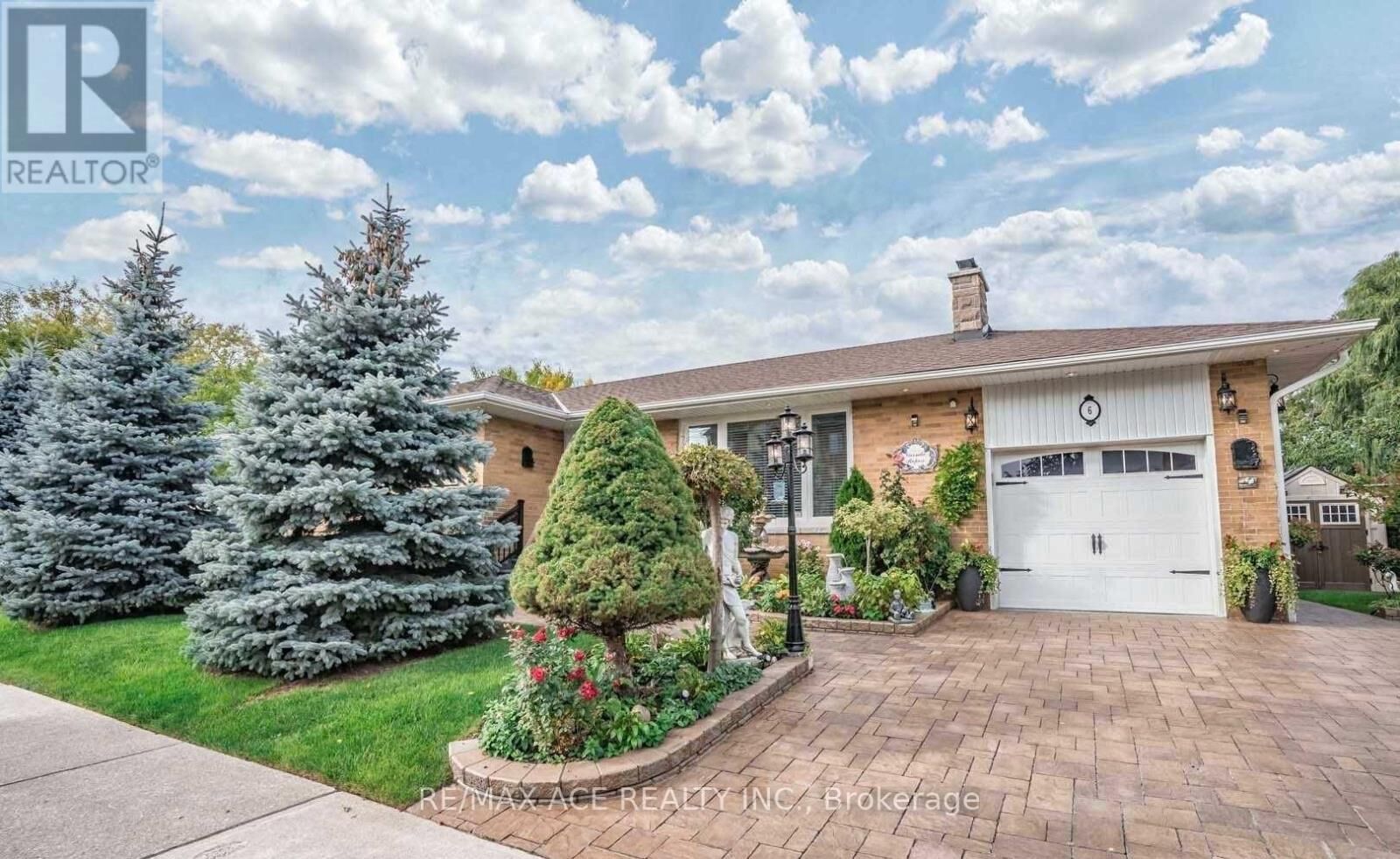 Property Photo:  6 W Deane Park Drive Bsmt  ON M9B 2R4 