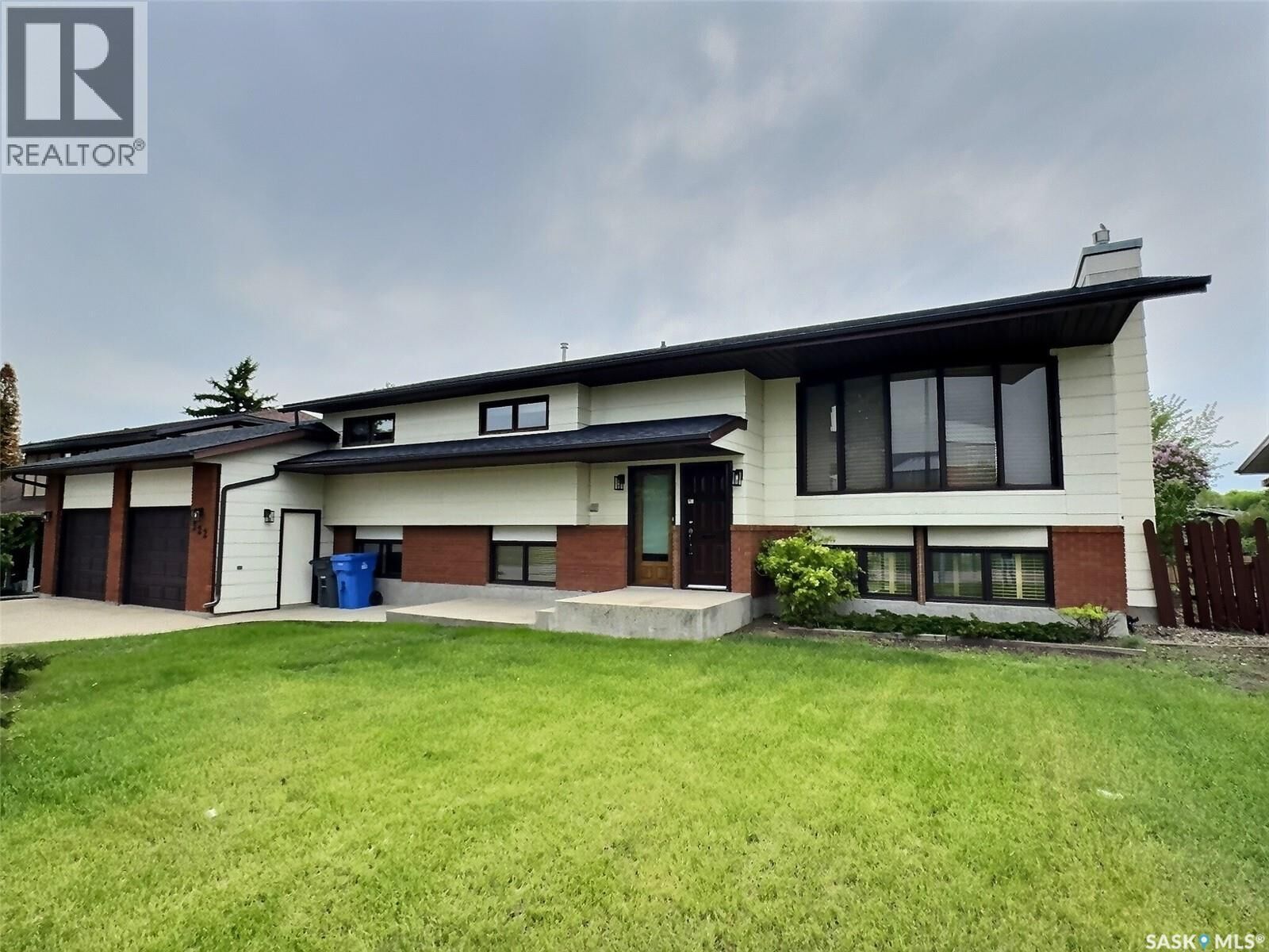 Property Photo: 322 Spruce Drive SK S4A 2G1