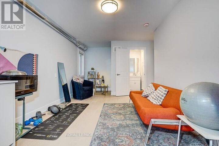 Property Photo:  252 Annette Street 6  ON M6P 1R1 